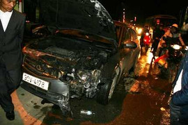 'Xế hộp' lại bốc cháy ngùn ngụt giữa Hà Nội