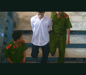 Tự đâm thủng bụng vẫn không làm xiêu lòng người đẹp