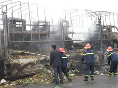 6 xe ô tô cùng bốc cháy dữ dội trên Quốc lộ 1A