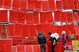 Ngược đời chuyện nhà tuyển dụng ra đứng... chợ người