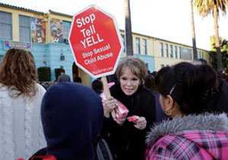 Scandal lạm dụng tình dục HS: thuê mới 100 giáo viên