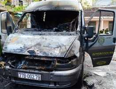 Ôtô bốc cháy trước sân chi cục đo lường chất lượng