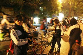 Đổi giờ học: Nữ sinh bị trêu ghẹo, giáo viên gãy chân