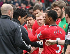 Từ chối bắt tay Evra, Suarez chọc giận 'tổ quỷ'