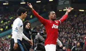Evra-Suarez thi nhau khiêu khích đối thủ