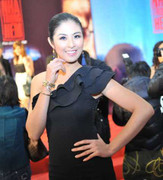 Chân dài tụ tập đi xem 'Ngôi nhà trong hẻm'