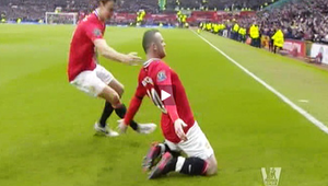 Rooney 'xé lưới' Reina mở tỉ số