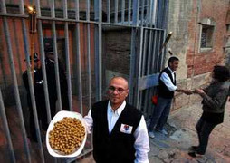 Độc đáo nhà hàng toàn nhân viên là... sát nhân