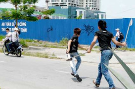 Con trung tá công an chém 2 học sinh