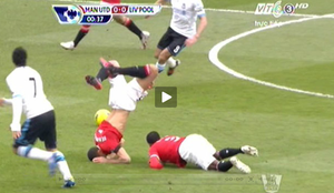 Clip: Suarez khiến Rio, Evra 'huynh đệ tương tàn'