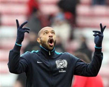 'King' Henry giúp Arsenal vượt mặt Chelsea