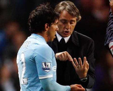 Bị MU cướp ngôi, Man City cho Tevez tái xuất?