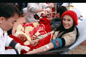 Lễ tình nhân: Ngọc Hân hiến máu cùng 300 cặp tình nhân