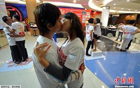 Thái Lan: Nóng bỏng cuộc thi 'khóa môi' dịp Valentine