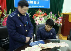 Bắt đối tượng vận chuyển gần 100 triệu tiền giả vào VN