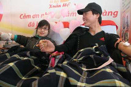 500 cặp đôi SV vừa hiến máu, vừa trao lời yêu thương