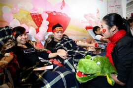 Lễ hội Xuân hồng: 500 cặp tình nhân cùng nhau hiến máu