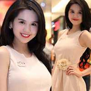 Ngọc Trinh khoe da trắng với váy siêu ngắn