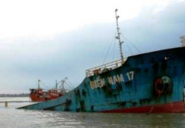 Một tuần để vớt tàu nghìn tấn chìm trên sông Nhà Bè