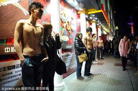 12 trai đẹp mình trần giữa ngày băng giá mừng Valentine