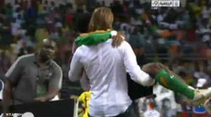 HLV Zambia bế cầu thủ chấn thương ăn mừng chiến thắng