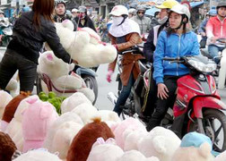 Hoa, quà khó bán ngày Lễ tình nhân