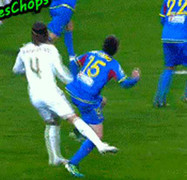 Sergio Ramos nhìn bóng đá..vào chân đối phương