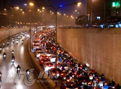 Lại đổi giờ học 18h, đường Thủ đô ùn tắc như cũ