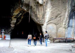 Kỳ lạ hang động có 40 bia đá cổ khắc vào vách đá