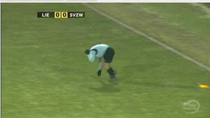 Trọng tài bị CĐV 