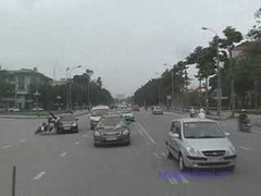 Clip: Xe máy đâm ô tô như phim hành động