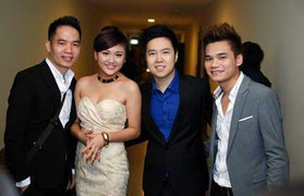 Lê Hiếu hộ tống Văn Mai Hương đi hát