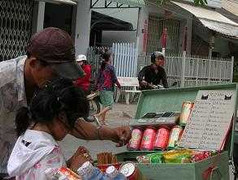 Ảnh: Học sinh tiểu học chơi đỏ đen trước cổng trường