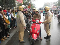 'Mỹ nhân' khoanh tay, chống lệnh CSGT