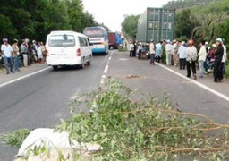 Bất cẩn, hai bố con chết dưới gầm xe đầu kéo