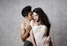 Trà Ngọc Hằng lả lơi bên Minh Anh