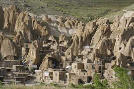 Kỳ lạ ngôi làng cư dân sống trong… “tổ mối”