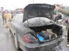 ‘Xế hộp’ cháy ngùn ngụt trên cầu Chương Dương