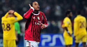 Hàng thủ Arsenal 'ngủ gật', Robinho lập cú đúp