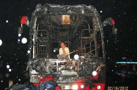 Xe khách đang chạy bốc cháy trên QL1A