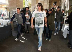 Tụ tập ở nhà hàng, sao Barca làm 'náo loạn' một góc phố