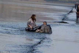 Bé cùng mẹ bị thủy triều cuốn ra giữa dòng sông băng