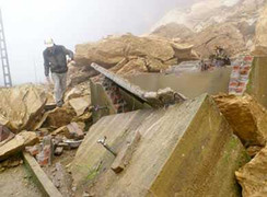 Sạt lở nghiêm trọng QL6, vợ chồng mới cưới chết thảm