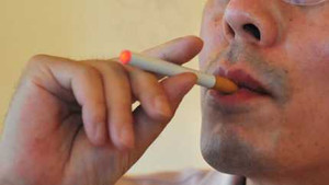 Thuốc lá điện phát nổ trong miệng: Đi toàn bộ răng cửa