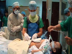 Uống nhầm dầu hỏa, bé 2 tuổi nguy kịch