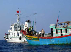 Cứu sống 25 ngư dân Quảng Ngãi gặp nạn trên biển