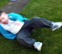 Cậu bé buồn ngủ một cách kỳ lạ