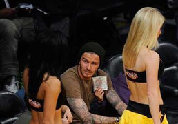 Đi xem bóng rổ, Beckham tranh thủ liếc nhìn người đẹp