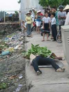 Giật mình xác chết ngay cửa nhà