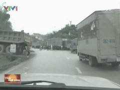 Lở núi: 2 vợ chồng tử vong, quốc lộ 6 tê liệt